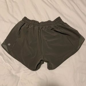 Lululemon Hotty Hot Low-Rise Short 4” - Grey Sage